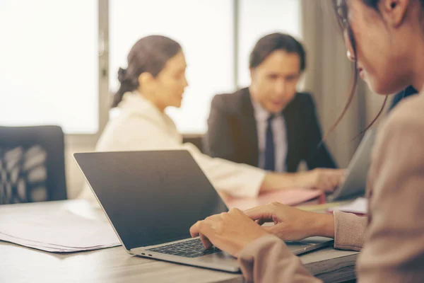 Una Reunión Negocios Lleva Cabo Oficina Una Presentación Negocios Está — Foto de Stock