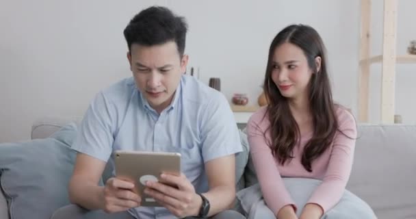 Couple Descendance Asiatique Malheureux Homme Regarde Son Partenaire Aide Une — Video