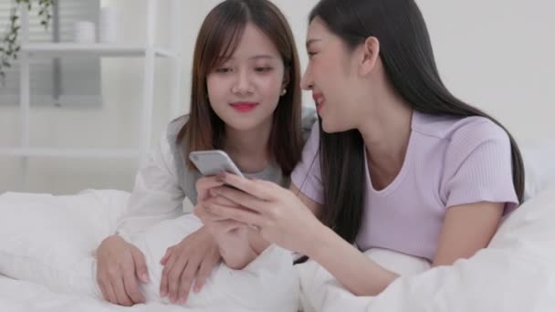 Przyjaciele Którzy Korzystają Technologii Sypialni Azjatyckie Dziewczyny Używają Komórek — Wideo stockowe