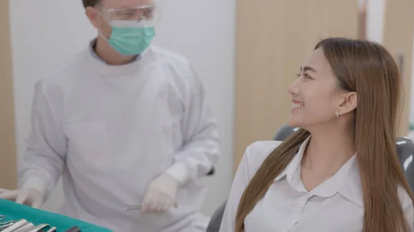 Einer Anspruchsvollen Zahnärztlichen Einrichtung Erklärt Ein Kaukasischer Zahnarzt Mit Gesichtsmaske — Stockfoto