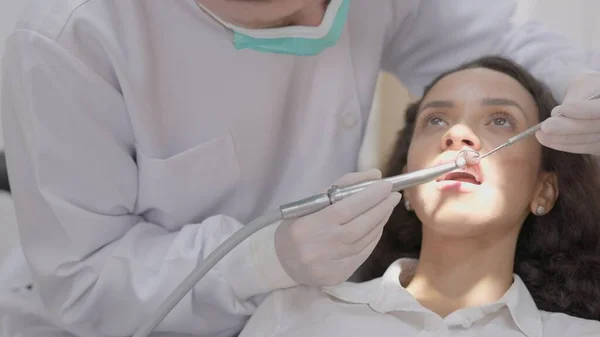 Clinic Dentist Cleans Teeth Patient — Stock Photo, Image