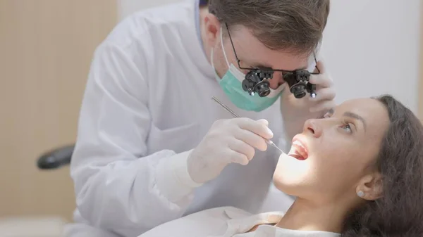 診療所では歯医者が患者の歯をきれいにします — ストック写真