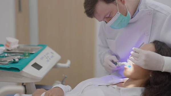Клініці Стоматолог Чистить Зуби Пацієнта — стокове фото