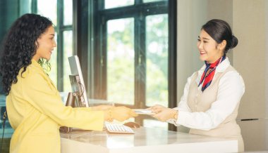 Havaalanı gişesinde bir yolcu biletle evraklarını müdüre teslim etmiş..