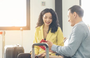 Havaalanında, bir iş adamı vakit geçirir. Uçağın kalkmasını bekliyor.