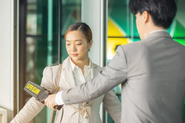 Аэропорту Люди Проходят Процедуры Физического Осмотра Сканирования Багажа — стоковое фото