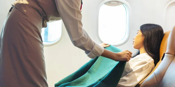 Szczęśliwa Stewardessa Opiekuje Się Dorosłą Bizneswoman Pasażera Stewardesa Lub Stewardesa — Zdjęcie stockowe
