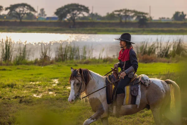 Modo Vida Cowboy Incluem Montar Cavalo Torno Locais — Fotografia de Stock