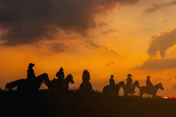 Group Cowboy Horse Silhouetted Large Sky Rechtenvrije Stockafbeeldingen