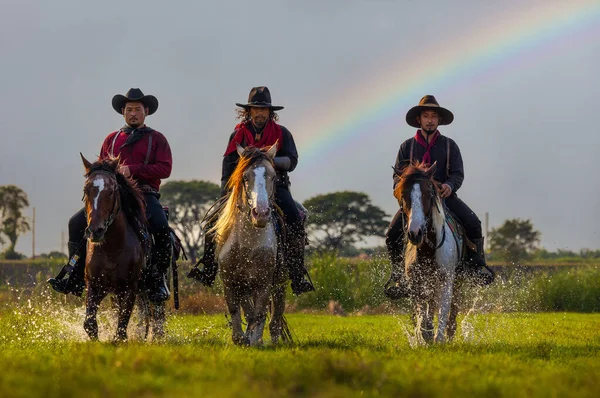 Cowboys Riding Horses River Lifestyle Natural Light Background — Stockfoto