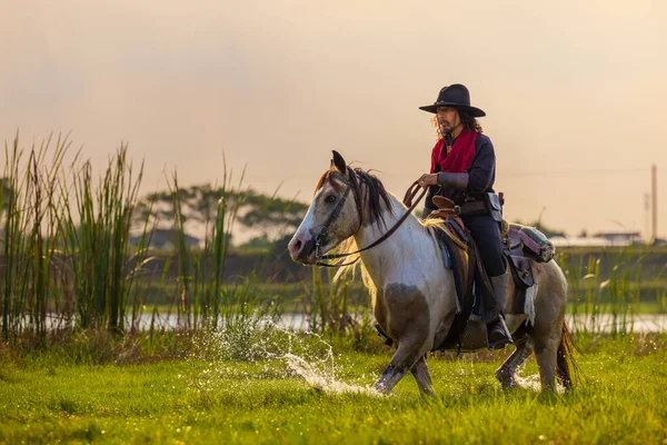 Cowboys Equitação Cavalos Lado Rio Estilo Vida Com Fundo Luz — Fotografia de Stock