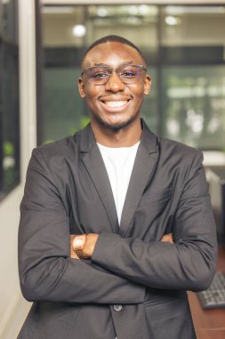 Kameraya gülümseyen siyah bir belboyun portresi..