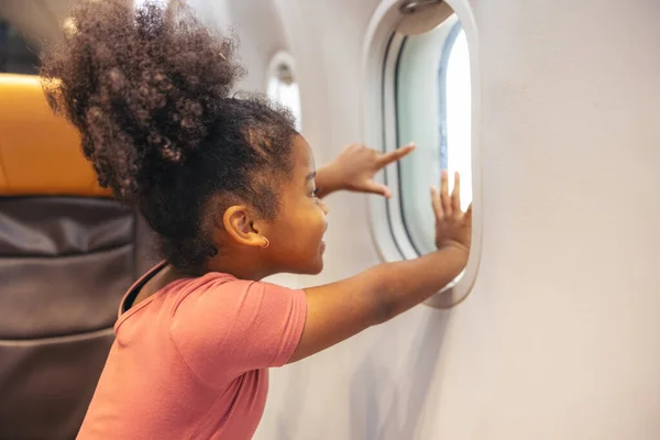 Девушки Подглядывают Окно Самолета Время Праздничного Полета Ребенок Смотрит Окно Стоковое Изображение