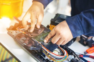 Fiber Optik Kablo Kablosu 'nun füzyonu. Bağlantı ve kablo bağlantısı ekipman, optik hat kaynak makinesi, optik fiber lehimleme ISP mühendisi