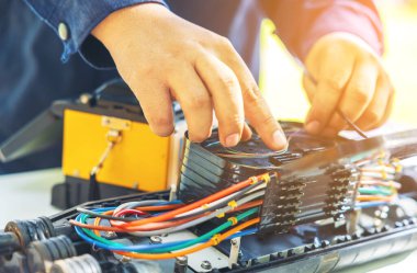 Fiber Optik Kablo Kablosu 'nun füzyonu. Bağlantı ve kablo bağlantısı ekipman, optik hat kaynak makinesi, optik fiber lehimleme ISP mühendisi