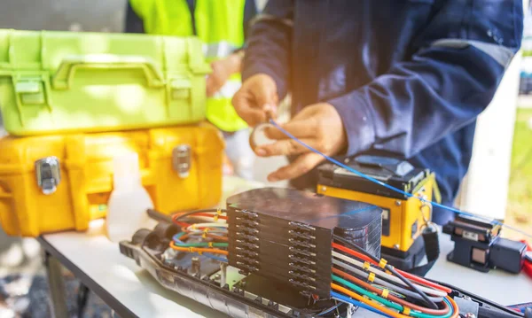 Fusie Van Fiber Optics Kabel Internet Signaal Splitsen Draadverbinding Met — Stockfoto