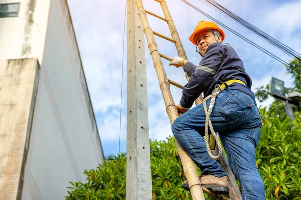 Telecoms Worker Shown Working Utility Pole Ladder While Wearing High —  Fotos de Stock