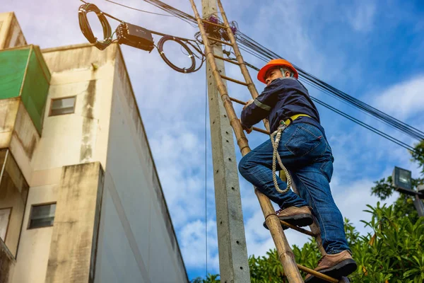 Telecoms Worker Shown Working Utility Pole Ladder While Wearing High —  Fotos de Stock