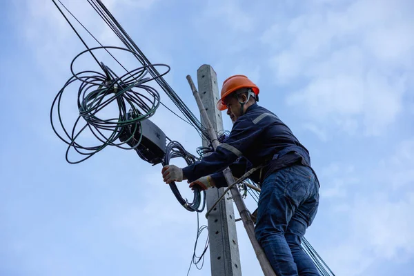 Telecoms Worker Shown Working Utility Pole Ladder While Wearing High Rechtenvrije Stockfoto's