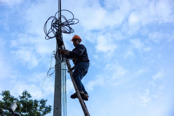 Telecoms Worker Shown Working Utility Pole Ladder While Wearing High Лицензионные Стоковые Фото