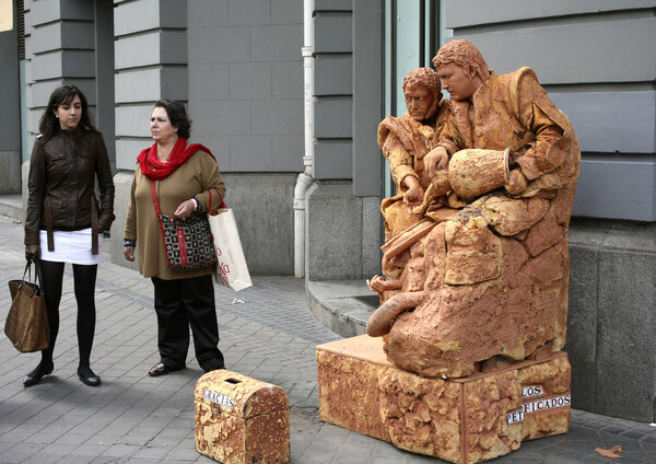 Street artists as statue, April 7
