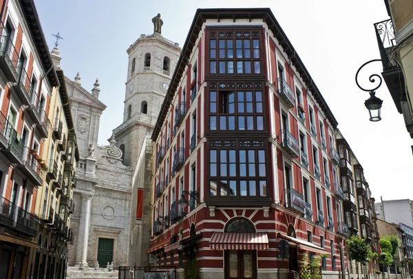 Edifício na esquina — Fotografia de Stock