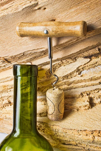 Sacacorchos con un corcho de una botella — Foto de Stock