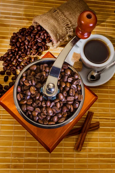 Grinder and other accessories for the coffee — Stock Photo, Image