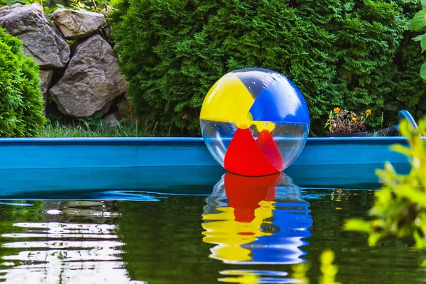 カラフルなボールのプールに浮かぶ — ストック写真