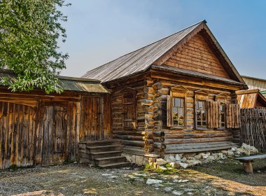 Old wooden house clipart