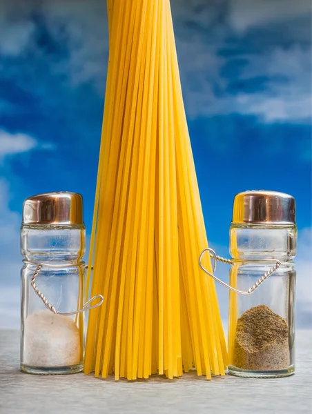 Marionetten von Gerichten für Gewürze gekochte Spaghetti — Stockfoto