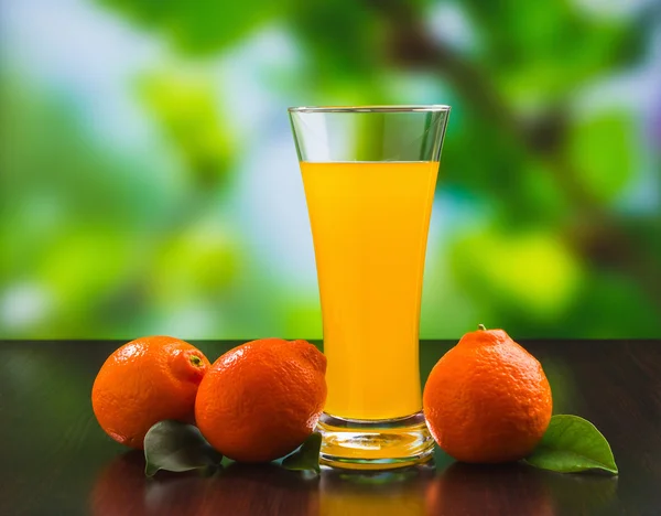 Orangensaft im Glas auf dem Tisch — Stockfoto