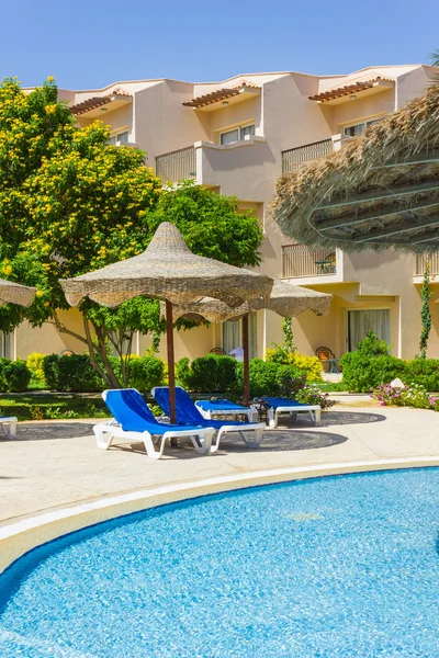 La piscina, sombrillas y el Mar Rojo en Egipto —  Fotos de Stock