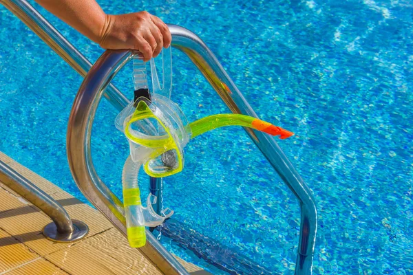 Máscara e snorkel para mergulho perto da piscina — Fotografia de Stock