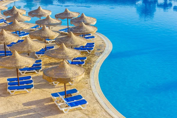 Het zwembad, strand parasols en de rode zee in Egypte — Stockfoto