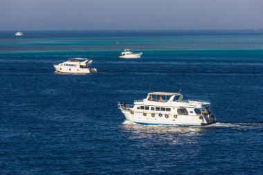arka plan mavi deniz üzerinde yat