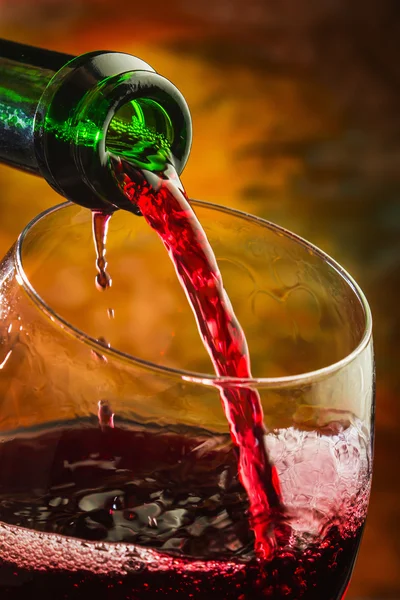 Wijn giet in het glas van de fles — Stockfoto