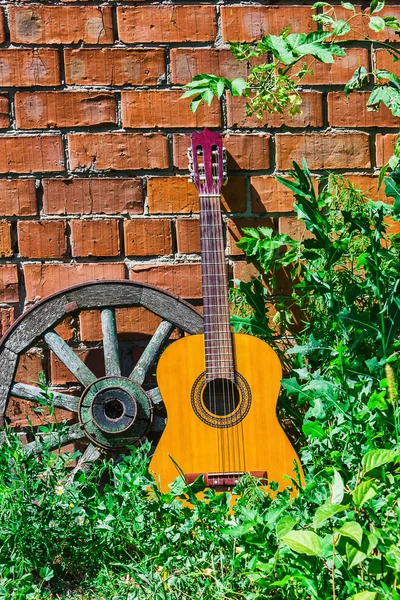 Guitarra e a velha roda do vagão — Fotografia de Stock