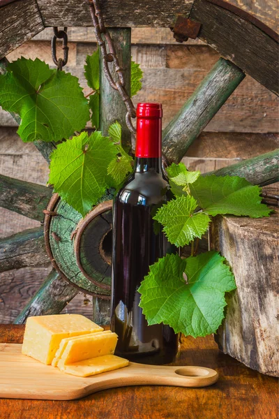 ツルの背景にワインのボトル — ストック写真