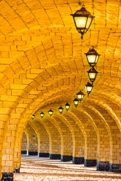 De gewelfde stenen colonnade met lantaarns — Stockfoto