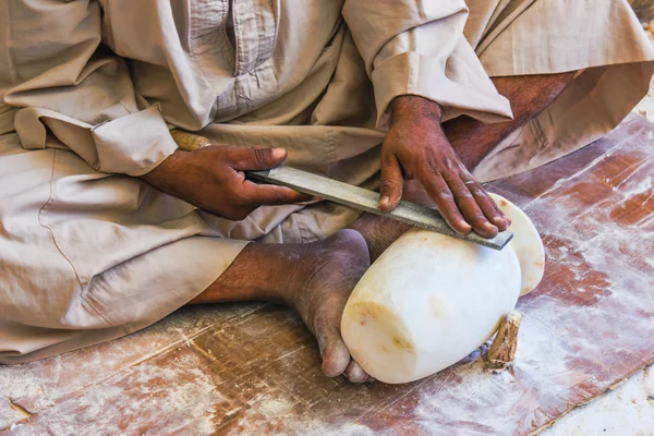 Procesamiento a mano artesanos de piedra árabe de Egipto —  Fotos de Stock