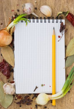 Baharat ile tarifleri yazmak için defter
