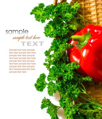 kırmızı biber ve maydanoz bir sepet içinde