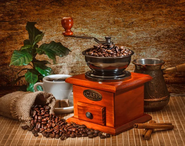 Шлифовальный станок и другие аксессуары для кофе — стоковое фото