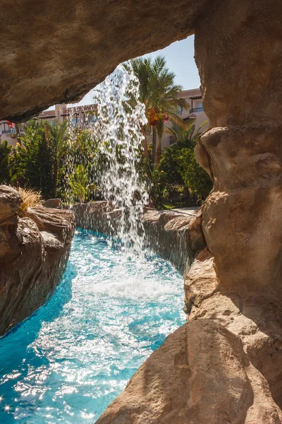 Wasserfall im Pool — Stockfoto