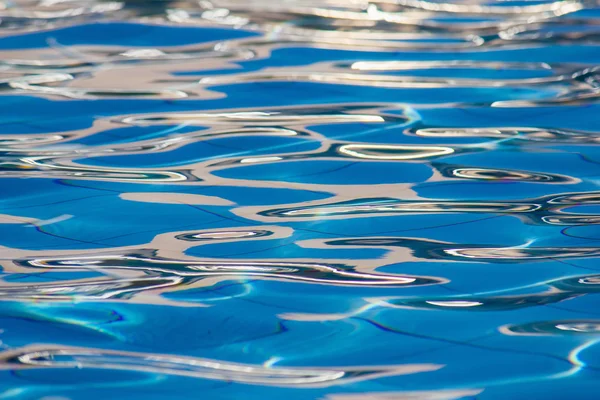 Réflexions dans l'eau à la surface de la piscine — Photo