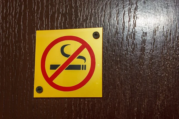 Um sinal que proíbe fumar na porta — Fotografia de Stock