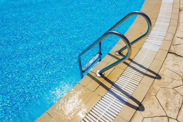 Handgrepen ladder in het zwembad — Stockfoto