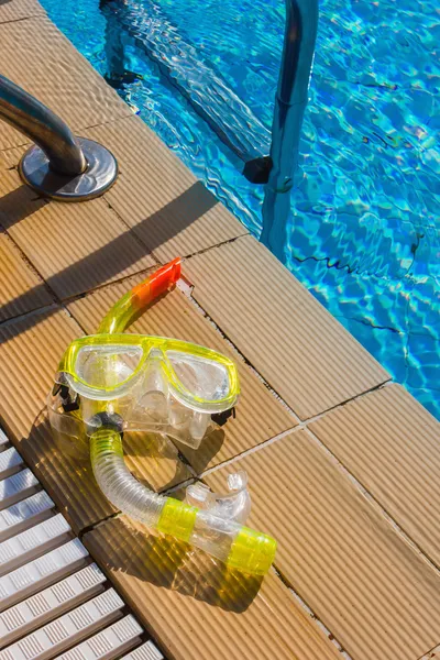 Masker en snorkel voor duiken in de buurt van het zwembad — Stockfoto