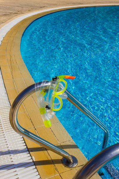 Máscara e snorkel para mergulho perto da piscina — Fotografia de Stock